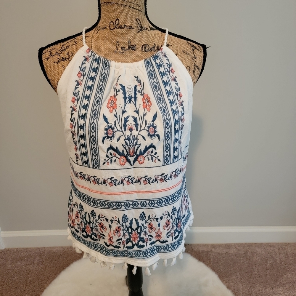 NWOT Skies are Blue embroidered print white top